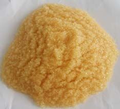 軟化樹脂是專用于軟化硬水的一種專用樹脂，通過離子交換技術，使水的硬度小于50 mg/L(CaCO3)。離子交換是一種特殊的動態(tài)吸附過程，一般是由不溶于水的離子交換劑在電解質(zhì)溶液中進行，這種離子交換劑即為離子交換樹脂。